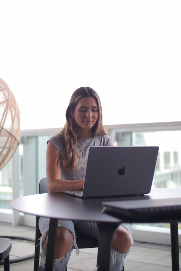 Choisir une école ou une formation en ligne : guide pratique pour réussir